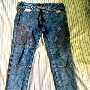 Blue jeans with jaw sting